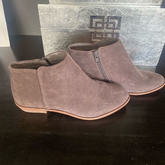 Gianni Bini taupe suede side zip bootie size 7. - Picture 2 of 7